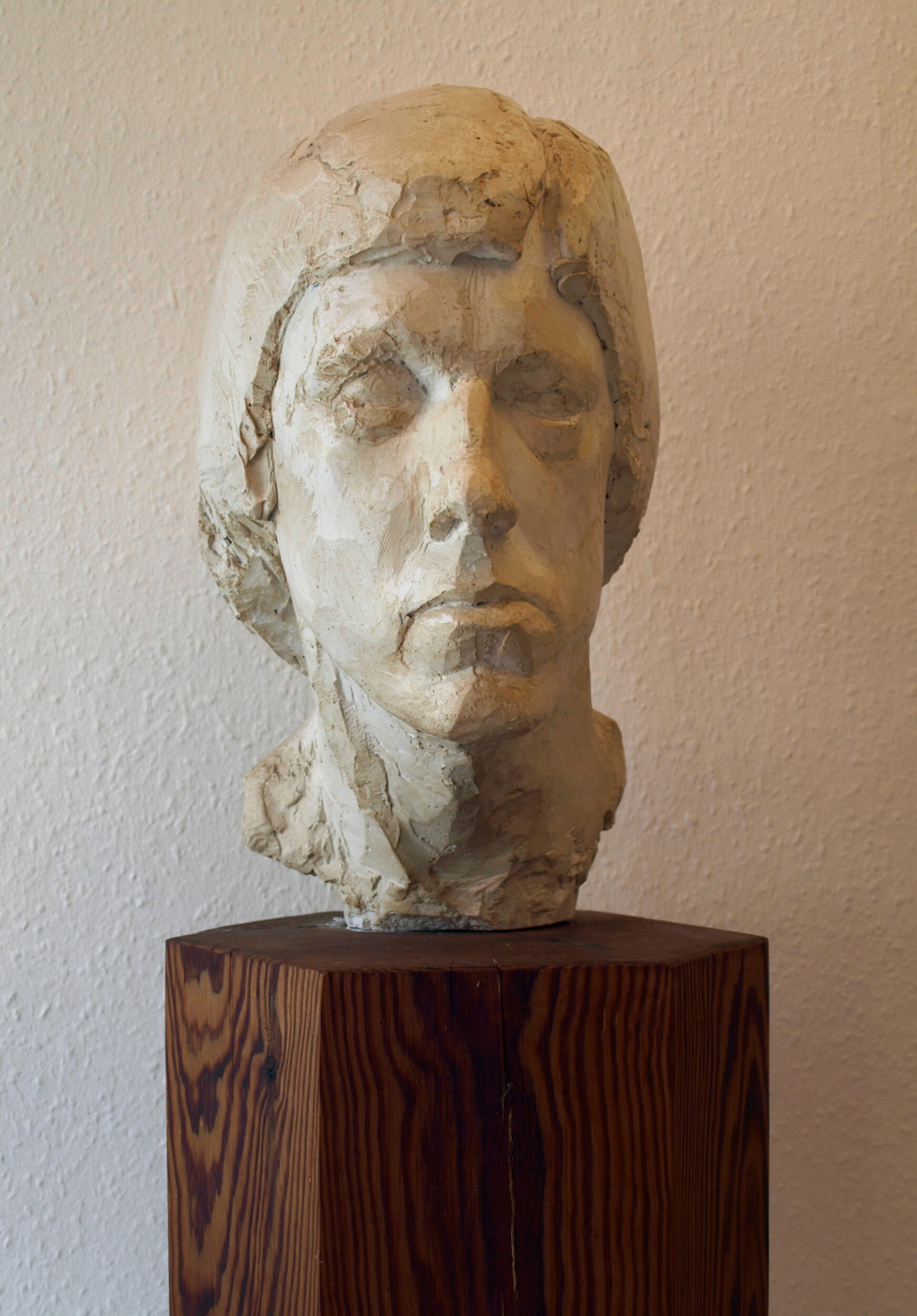 Billedhugger Jørn Bromann (1977). Gips. Naturlig størrelse. Monteret på sokkel af gammelt harpiksholdigt fyrretræ.