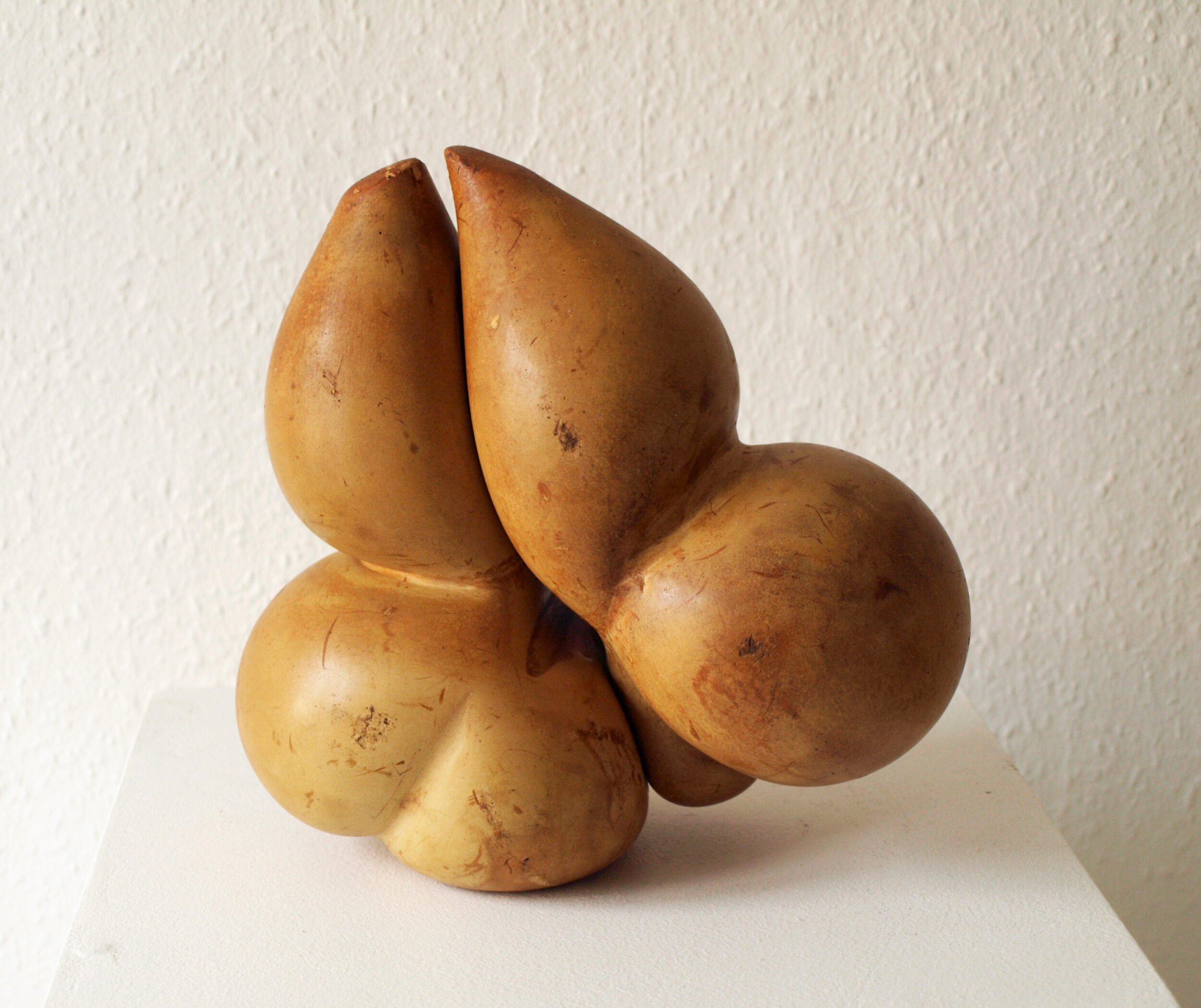 Par Nr. 3 (1985). Linoliemættet alabastergips. Højde 22 cm.