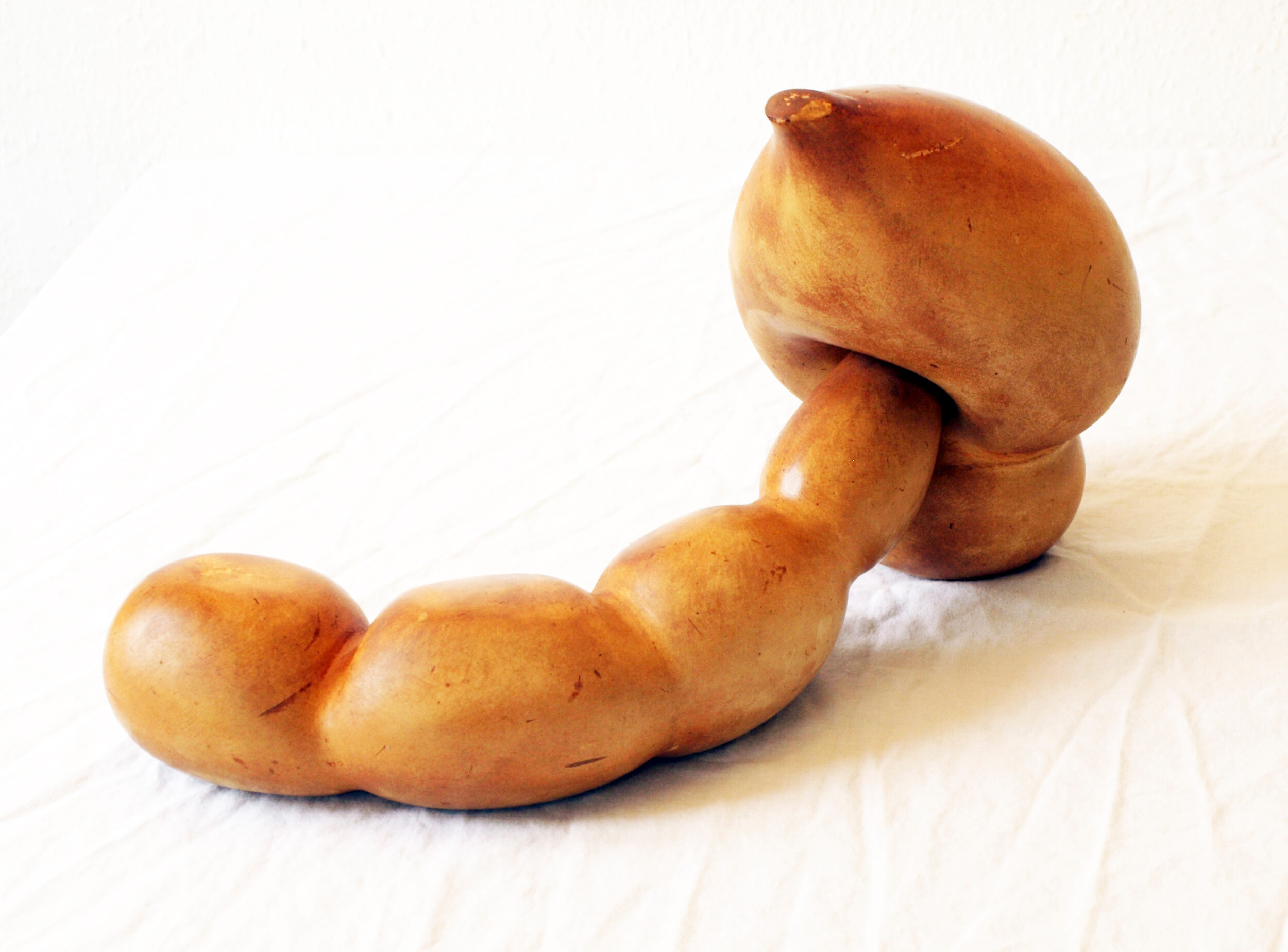 Par Nr. 7 (1985). Linoliemættet alabastergips. Højde 21 cm. Længde 37 cm.
